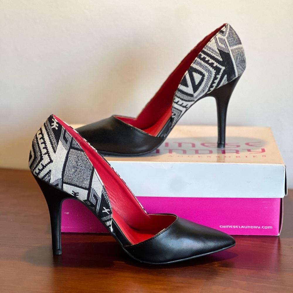 NEVER WORN Chinese Laundry Geometric Fabric high heel pumps size 9